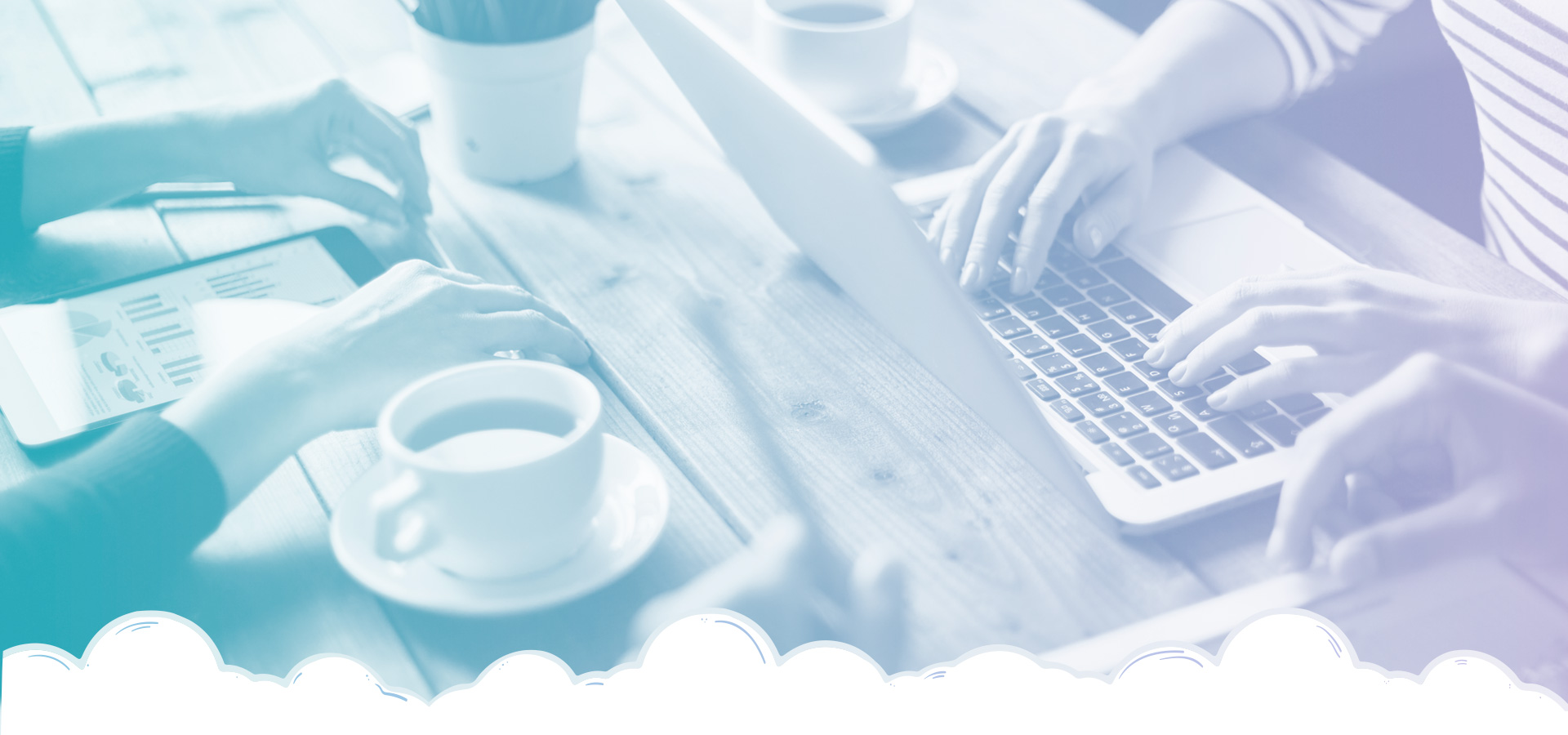 ambiente cowork duas pessoas trabalhando juntas no computador em espaço colaborativo em sao paulo